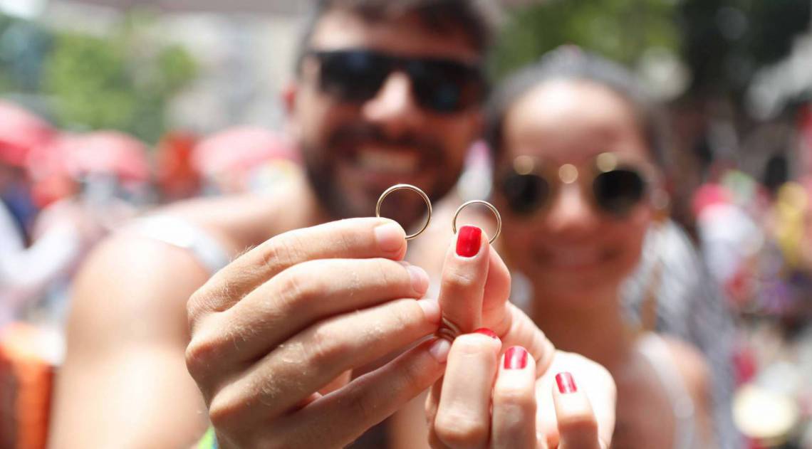 Rio, 16/02/2020, Bloco Fogo e Paixao, na foto o Andre ladeira pede a mao da Julia Guedes em noivado, Foto de Gilvan de Souza / Agencia O Dia