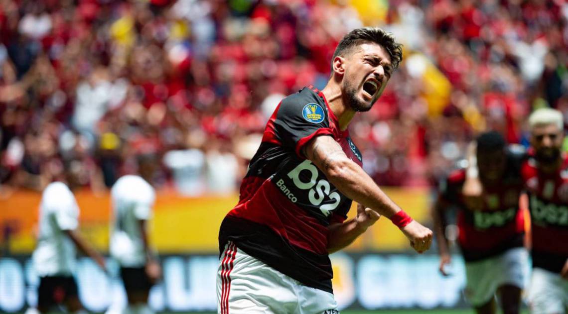 O uruguaio De Arrascaeta comemora o terceiro gol do Flamengo na decisão da Supercopa do Brasil