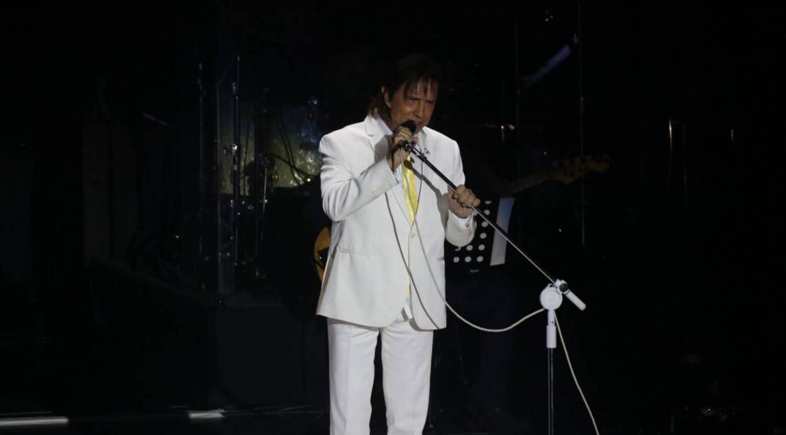 Rei Roberto Carlos em apresentação no cruzeiro 'Emoções em Alto Mar', na noite deste sábado (15) - Agnews