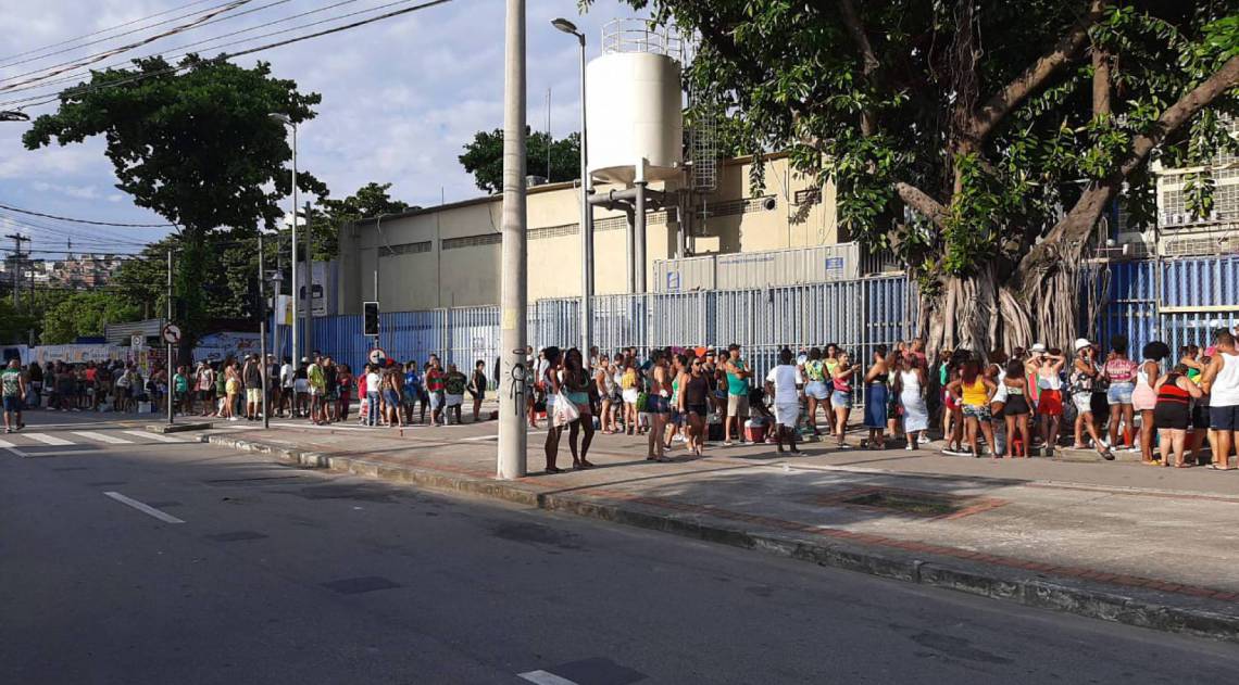 Cariocas fazem fila e esperam abertura do Sambódromo para lavagem da Marquês de Sapucaí - Site Carnavalesco