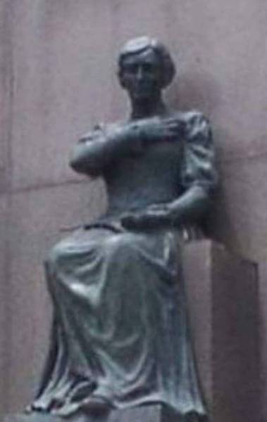 Estátua que representa D. Rosa Paulina da Fonseca, mãe do Marechal da Fonseca, tem cerca de dois metros e pesa 400 quilos