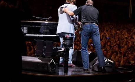 Elton John sofre queda e precisará de cirurgia: 'Dificuldades crescentes de movimentação'