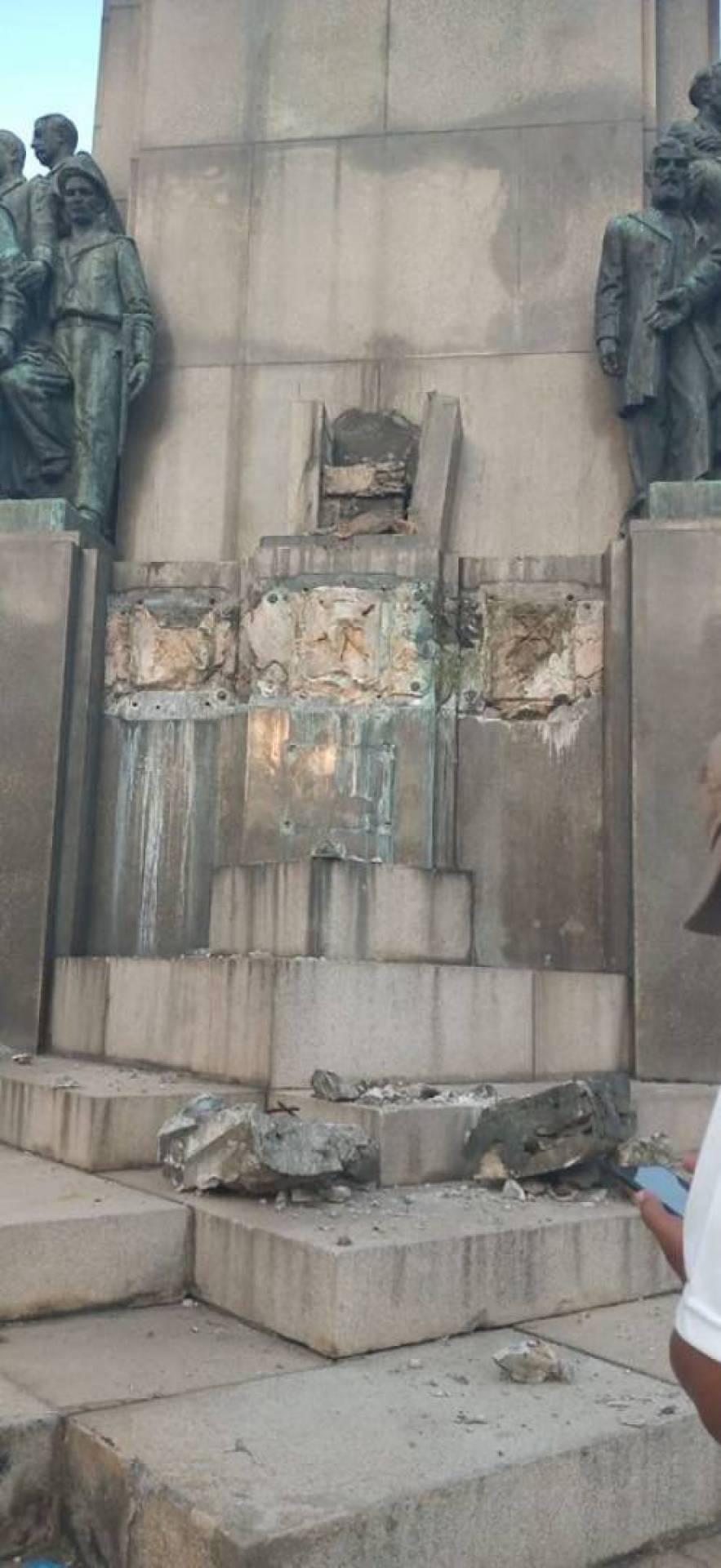 Estátua foi furtada de monumento próximo à Praça Paris, na Glória