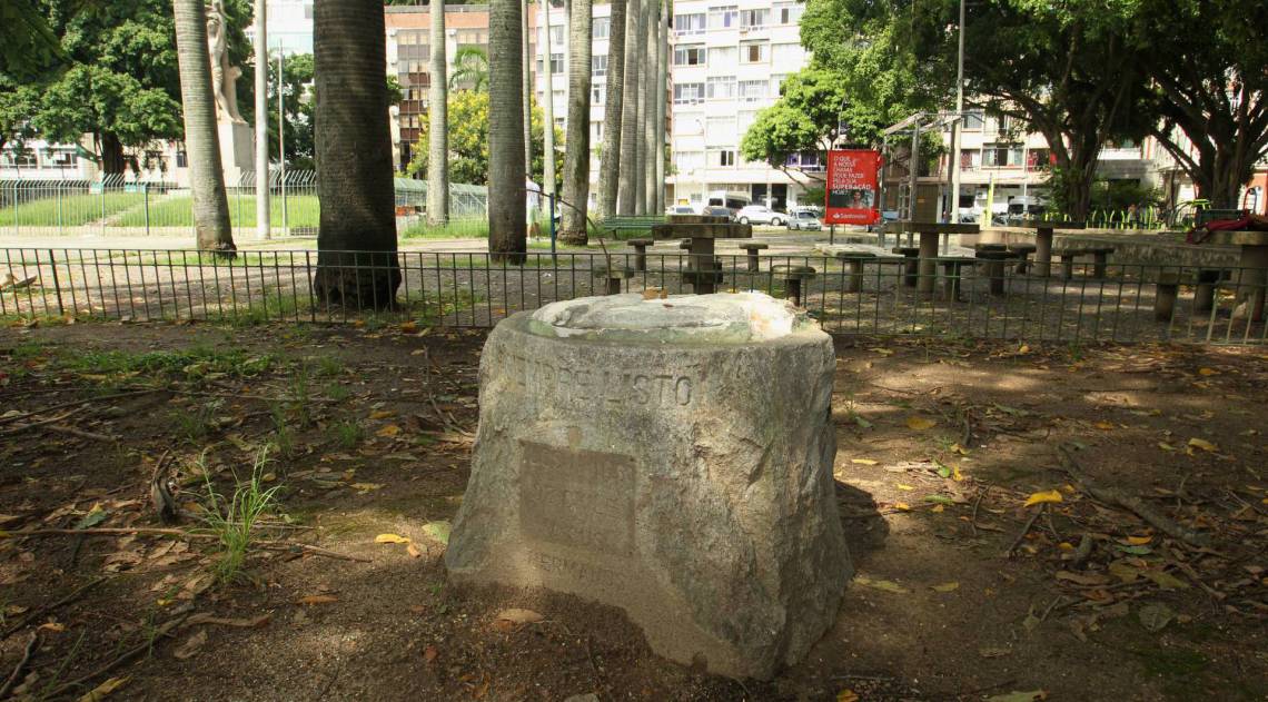 Depredação do patrimônio público. Monumentos vem sendo quebrados e estátuas furtadas em todo centro do Rio e Zona Sul. Pedestal na praça do Russel, onde ficava a estátua do escoteiro, roubada e achada no Aterro por policiais do Aterro Presente.                    