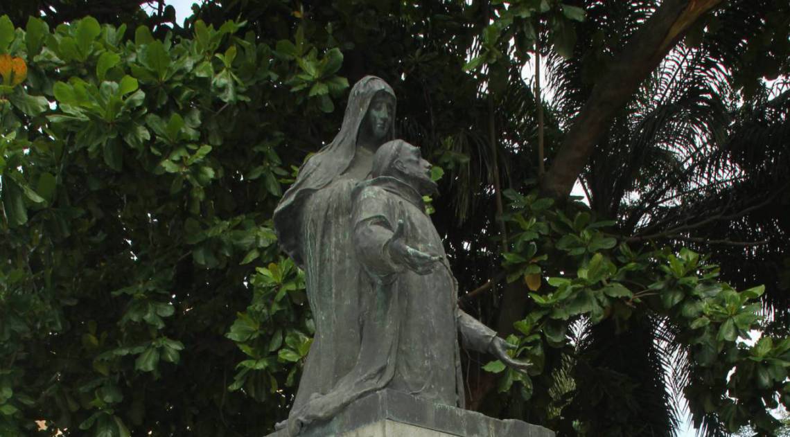 Depredação do patrimônio público. Monumentos vem sendo quebrados e estátuas furtadas em todo centro do Rio e Zona Sul. Pedestal na praça do Russel, em homenagem aos santos Francisco de Assis e Santa Clara, com as placas retiradas.                   