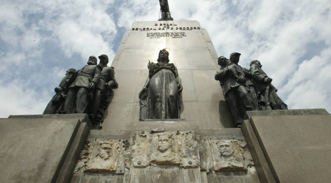 Depredação do patrimônio público. Monumentos vem sendo quebrados e estátuas furtadas em todo centro do Rio e Zona Sul. Na foto, local onde foi furtada estátua de 400 kg na Zona Sul do Rio.Escultura representa a mãe do primeiro presidente do Brasil, D. Rosa Paulina da Fonseca e placas com bustos em volta do conjunto.                        