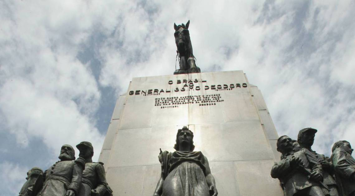 Depredação do patrimônio público. Monumentos vem sendo quebrados e estátuas furtadas em todo centro do Rio e Zona Sul. Na foto, local onde foi furtada estátua de 400 kg na Zona Sul do Rio.Escultura representa a mãe do primeiro presidente do Brasil, D. Rosa Paulina da Fonseca e placas com bustos em volta do conjunto.                        