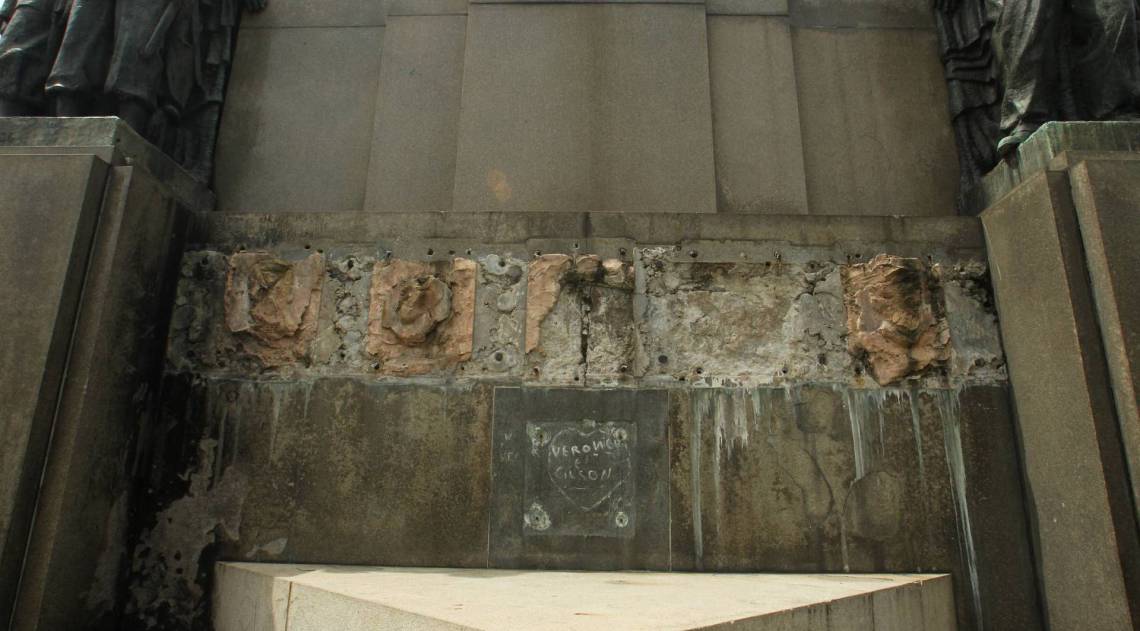 Depredação do patrimônio público. Monumentos vem sendo quebrados e estátuas furtadas em todo centro do Rio e Zona Sul. Na foto, local onde foi furtada estátua de 400 kg na Zona Sul do Rio.Escultura representa a mãe do primeiro presidente do Brasil, D. Rosa Paulina da Fonseca e placas com bustos em volta do conjunto.                         - Estefan Radovicz / Agencia O Dia