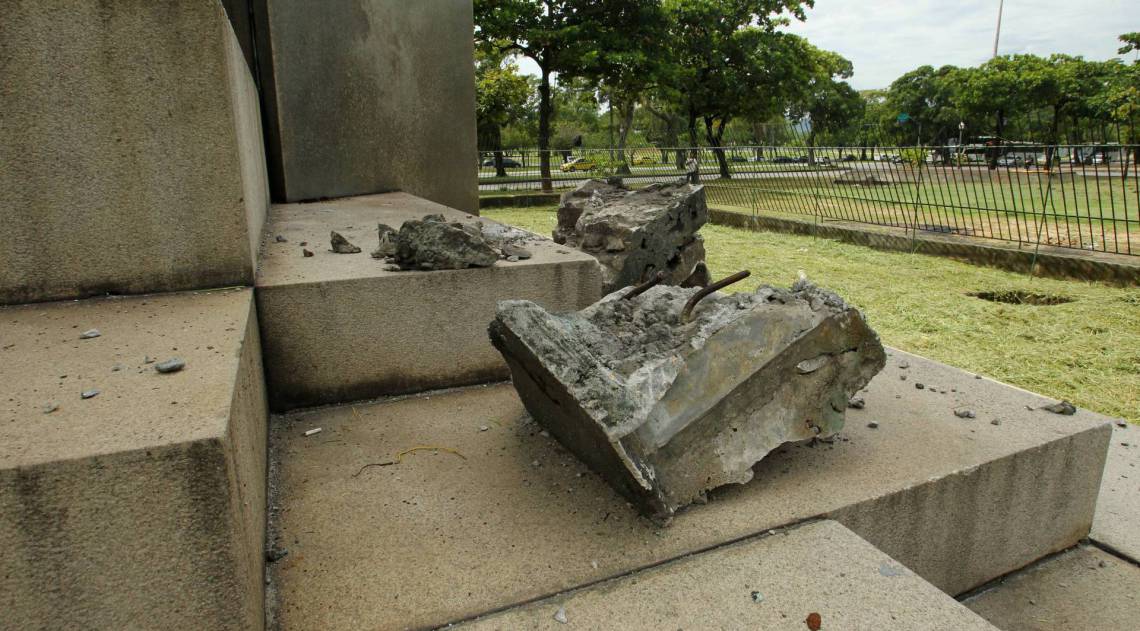 Depredação do patrimônio público. Monumentos vem sendo quebrados e estátuas furtadas em todo centro do Rio e Zona Sul. Na foto, local onde foi furtada estátua de 400 kg na Zona Sul do Rio.Escultura representa a mãe do primeiro presidente do Brasil, D. Rosa Paulina da Fonseca e placas com bustos em volta do conjunto.                     