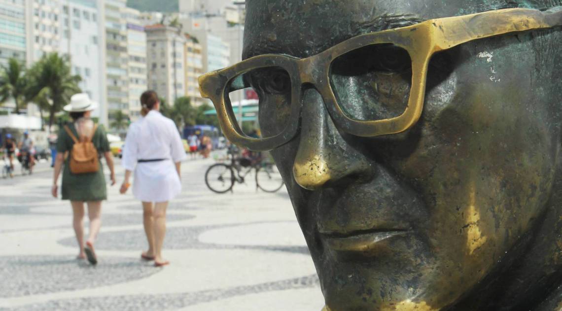 Estátua de Carlos Drummond de Andrade: monitoramento 24h por dia