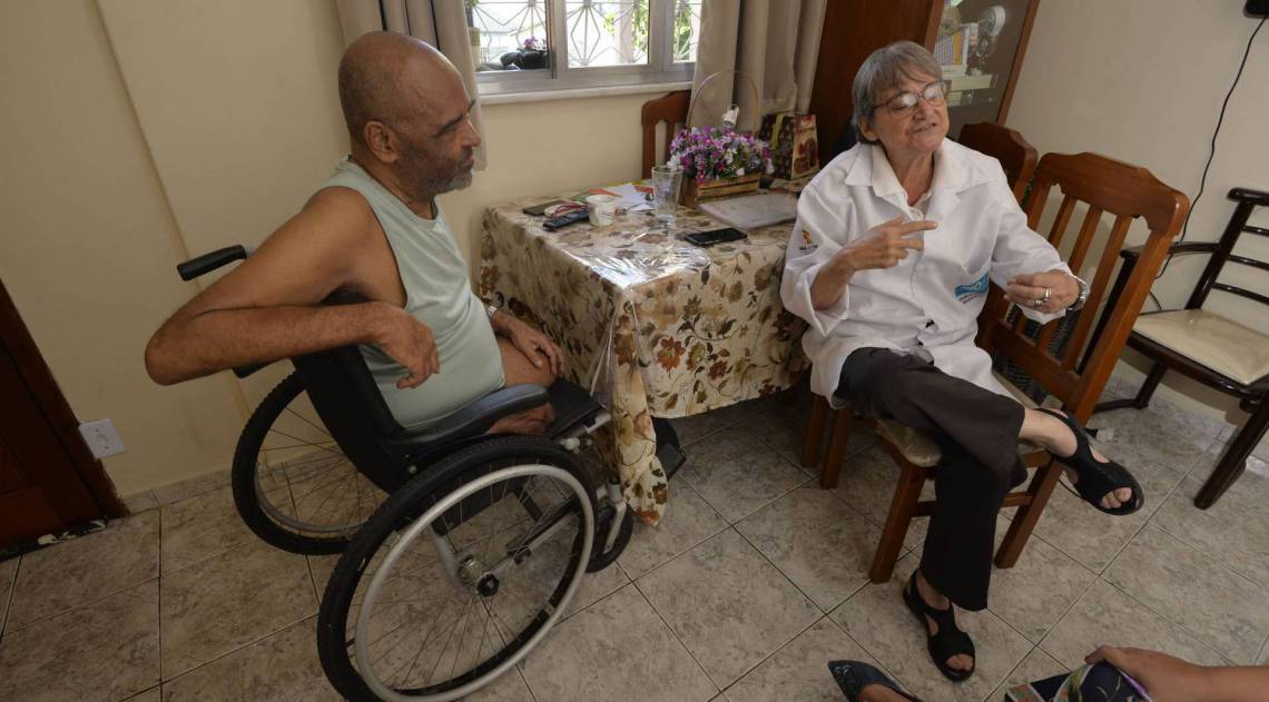 17/02/2020 - Rio de Janeiro  -  O compositor Vicente Venâncio um dos autores do grande Samba enredo da Imperatriz Leopoldinense Liberdade, Liberdade, fala sobre sua luta após perder as duas pernas, na foto Vicente ao lado da Dra Guilhermina Galvão Foto:Fabio Costa /Agencia O Dia