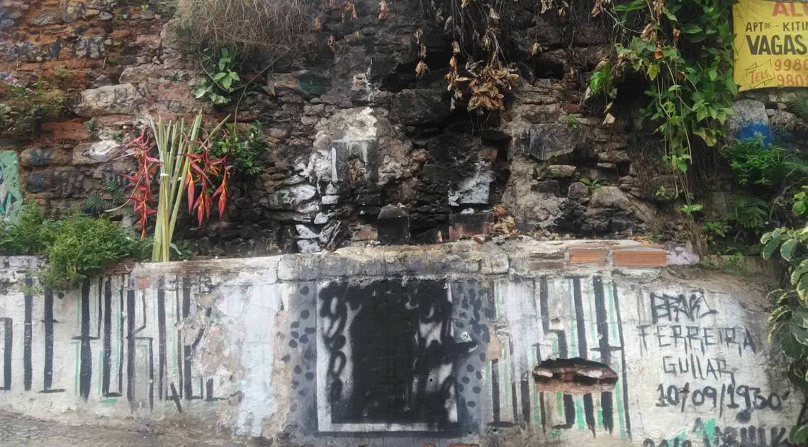 Altar de Zé Pelintra queimado e pichado na Lapa 