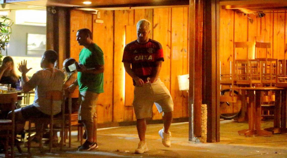 Thiago Martins curte barzinho com a namorada, Talita Nogueira, e amigos