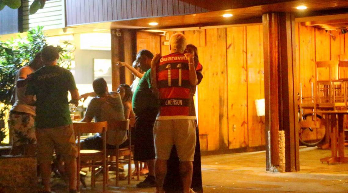 Thiago Martins curte barzinho com a namorada, Talita Nogueira, e amigos