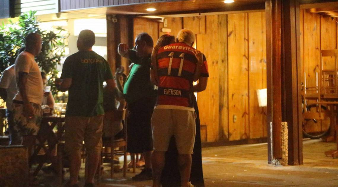 Thiago Martins curte barzinho com a namorada, Talita Nogueira, e amigos