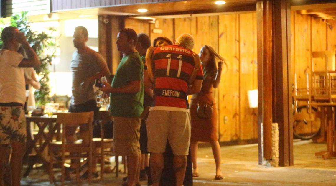 Thiago Martins curte barzinho com a namorada, Talita Nogueira, e amigos