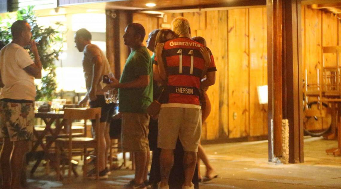 Thiago Martins curte barzinho com a namorada, Talita Nogueira, e amigos