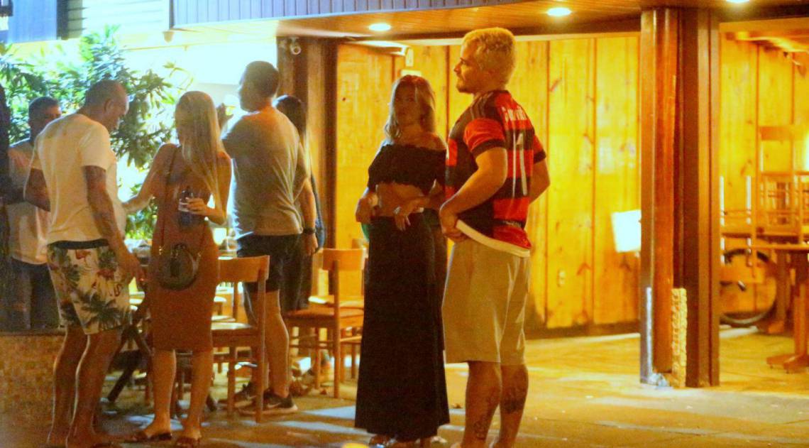 Thiago Martins curte barzinho com a namorada, Talita Nogueira, e amigos