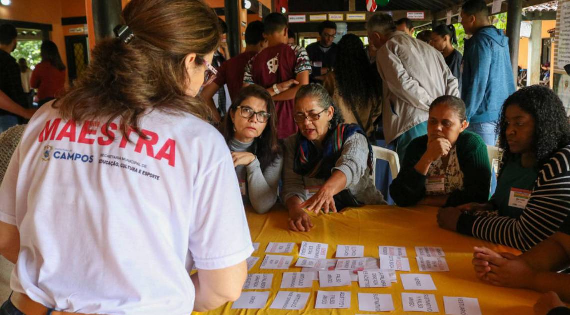 Funcionárias da Secretaria de Educação de Campos recebem inscrições para os cursos de idiomas oferecidos gratuitamente à população - Divulgação prefeitura de Campos