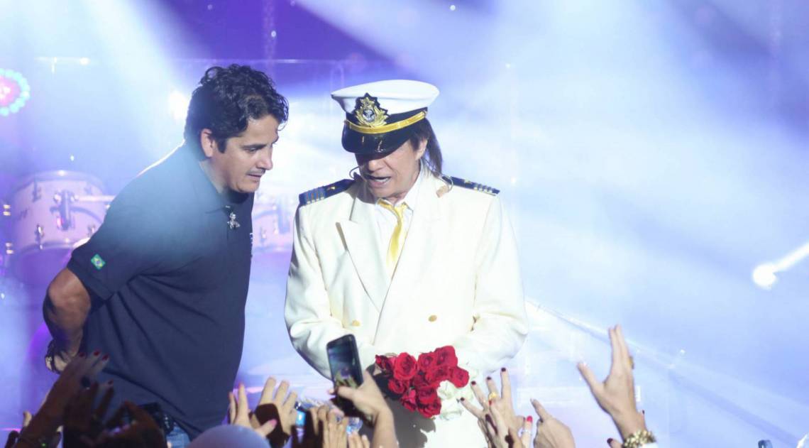Roberto Carlos encerra o show do Projeto Emo&ccedil;&otilde;es em Alto Mar do Navio MSC Fantasia ancorado em B&uacute;zios