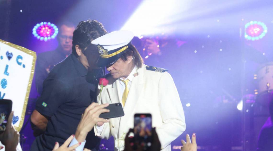 Roberto Carlos encerra o show do Projeto Emo&ccedil;&otilde;es em Alto Mar do Navio MSC Fantasia ancorado em B&uacute;zios
