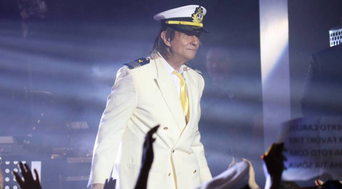Roberto Carlos encerra o show do Projeto Emo&ccedil;&otilde;es em Alto Mar do Navio MSC Fantasia ancorado em B&uacute;zios