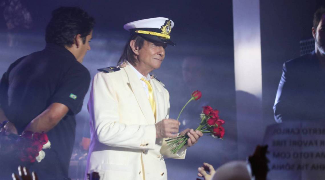 Roberto Carlos encerra o show do Projeto Emo&ccedil;&otilde;es em Alto Mar do Navio MSC Fantasia ancorado em B&uacute;zios