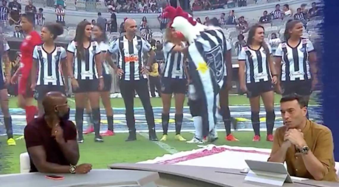 Vídeo: mascote do Atlético-MG faz jogadora dar 'voltinha ...