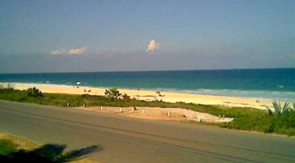 Polícia acredita que tonel vagou pelo mar até chegar à orla - Internet