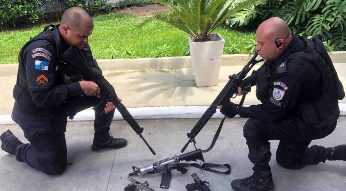 Policiais apreenderam um fuzil e duas pistolas na operação
