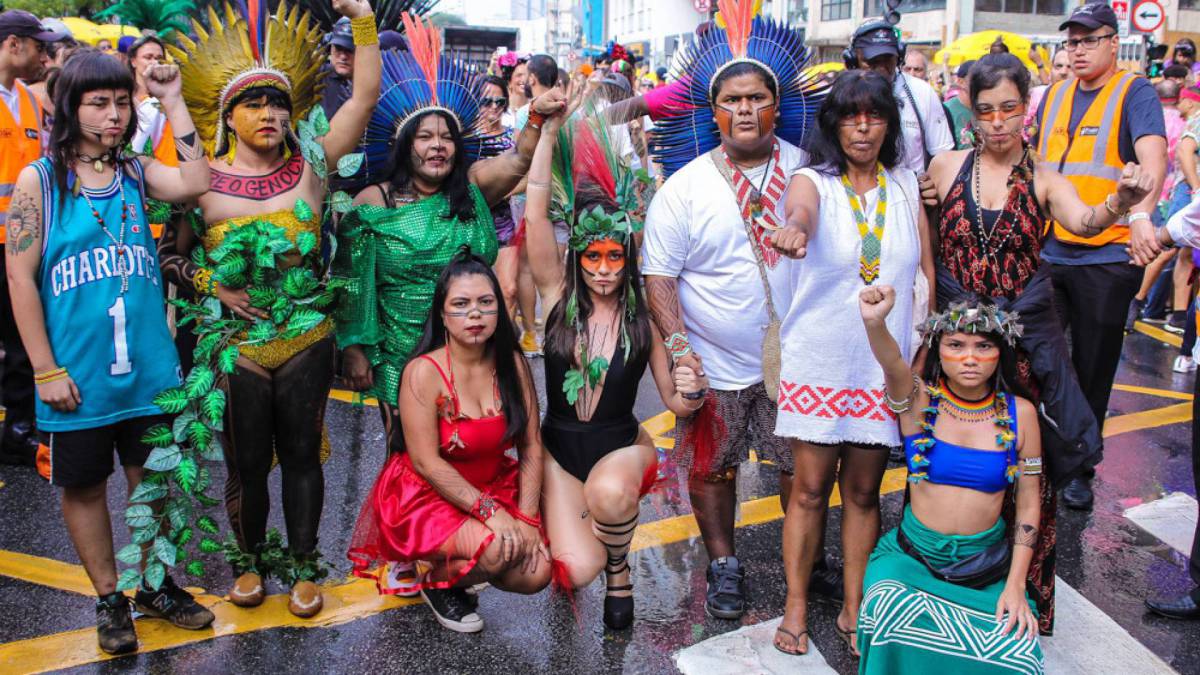 Alessandra Negrini se fantasia de índia para bloco de Carnaval em São Paulo