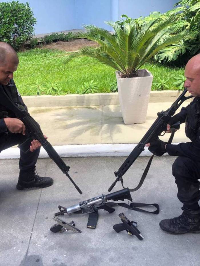 Policiais apreenderam um fuzil e duas pistolas na operação
