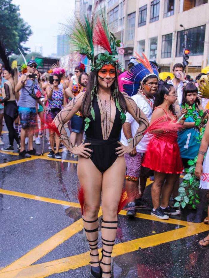 Alessandra Negrini se fantasia de índia para bloco de Carnaval em São Paulo