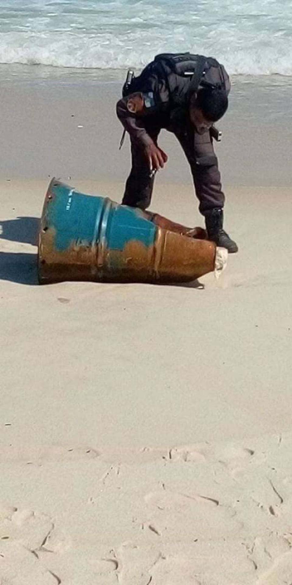 Corpo em estado avançado de decomposição foi encontrado dentro de tonel de ferro que chegou do mar na areia de praia de Saquarema