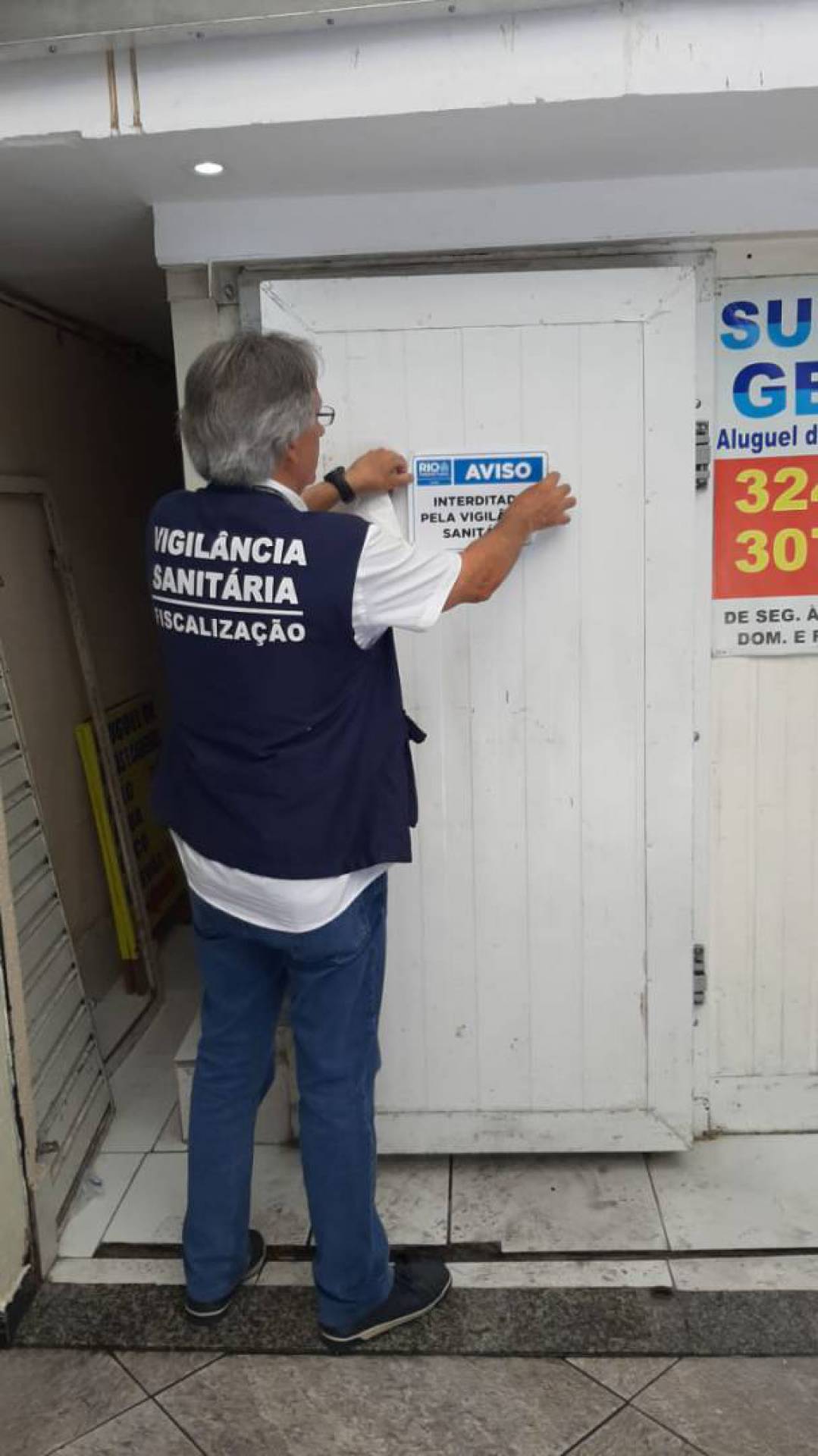 Agentes inspecionaram oito depósitos de gelo e bebidas, aplicaram seis infrações, três por falta de higiene e três por ausência de licença sanitária - Divulgação/Vigilância Sanitária