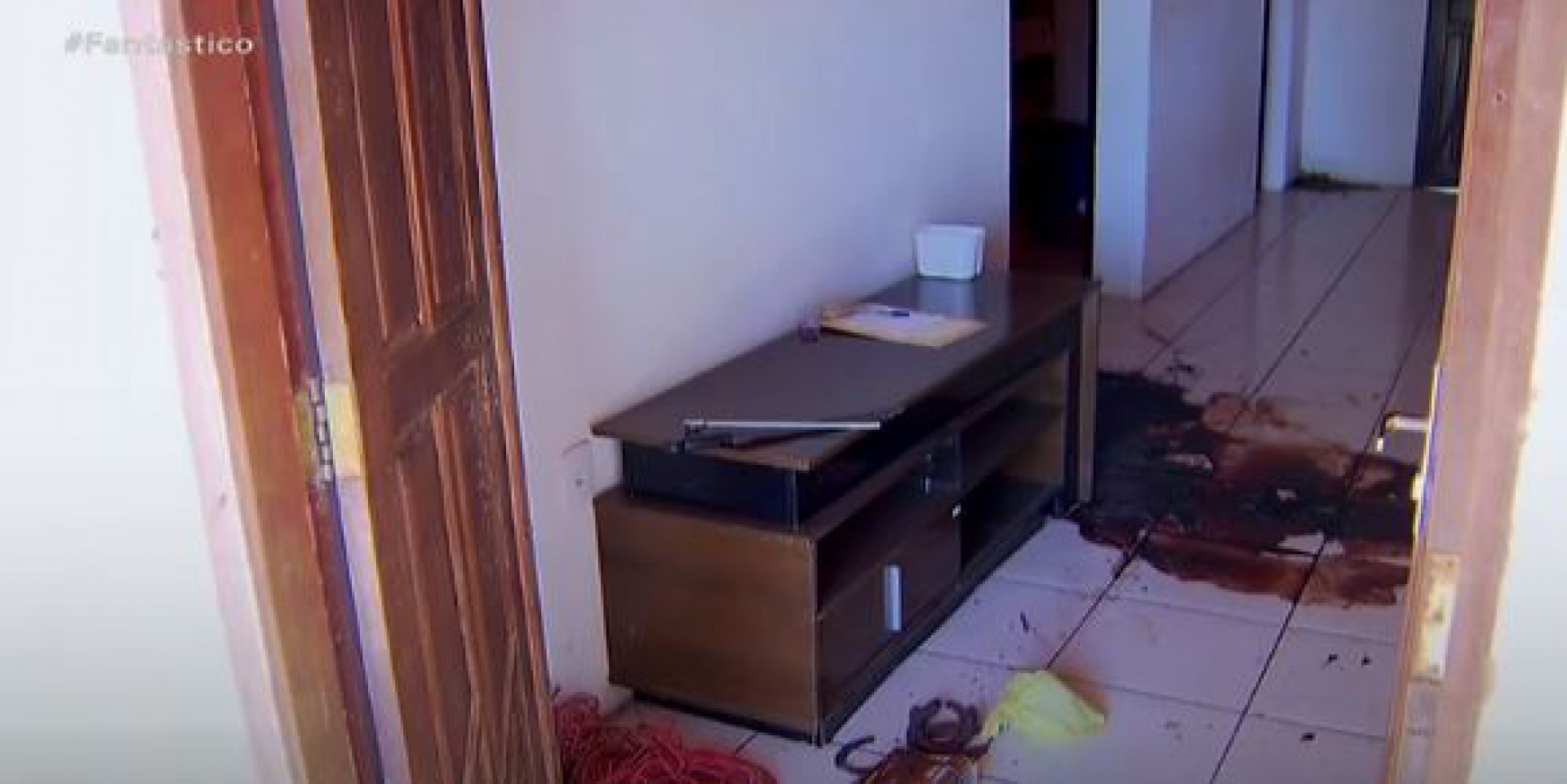 Marcas de sangue na casa onde miliciano Adriano da Nóbrega foi morto pela polícia da Bahia - Reprodução TV Globo