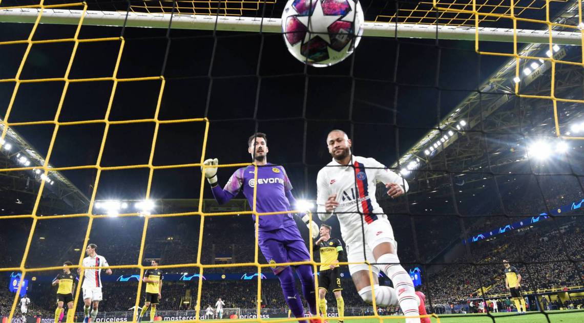 Paris Saint-Germain's Brazilian forward Neymar (R) scores the 1-1 goal past Dortmund's Swiss goalkeeper Roman Buerki during the UEFA Champions League Last 16, first-leg football match BVB Borussia Dortmund v Paris Saint-Germain (PSG) in Dortmund, western Germany, on February 18, 2020. (Photo by Tobias SCHWARZ / AFP)