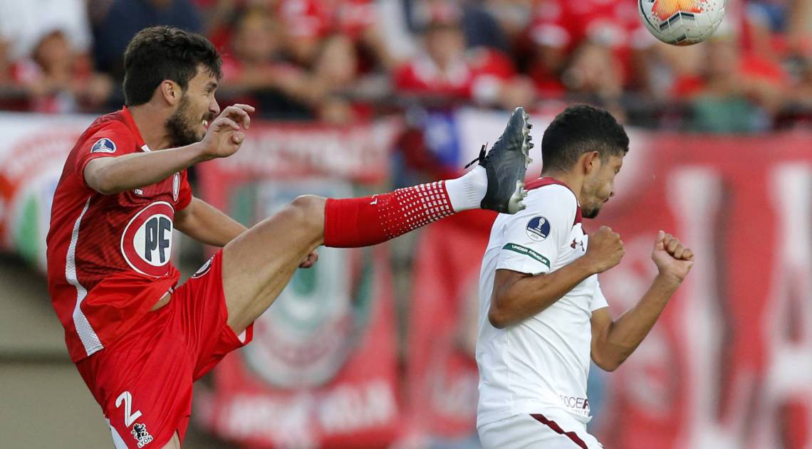 O zagueiro Santiago García entra firme na disputa de bola com o volante Yuri - JAVIER TORRES / AFP