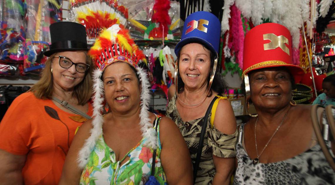 Polêmica sobre fantasias tidas por alguns grupos como como politicamente incorretas.Fotos feitas no comércio da Saara,Centro do Rio. Na foto,Valéria Coelho,Celi Félix,Rita Mello,Ana Rosa Dias.