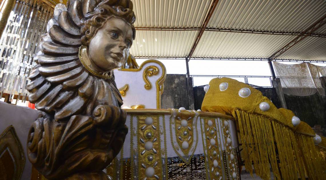 18/02/.2020 - Rio de Janeiro - Carnaval 2020 - Escola de Samba Renascer de Jacarépaguá, traz como enredo a benzedeira mais antiga do Brasil, Dona Odilia do Nascimento de 96 anos, na foto o carro alegorico onde vem como destaque. - Foto:Fabio Costa /Agencia O Dia