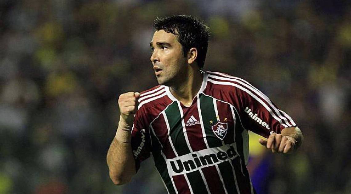 Deco - Apesar da naturalidade paulista, Deco se naturalizou portugu&ecirc;s em 2002. Em terras lusitanas, o ex-jogador fez grande carreira no Porto e tamb&eacute;m somou breve passagem no Benfica. Ao fim da carreira, depois de brilhar por Barcelona e Chelsea, o 'm&aacute;gico' pendurou as chuteiras no Fluminense, onde conquistou dois Brasileir&otilde;es. - Reprodu&ccedil;&atilde;o/Twitter