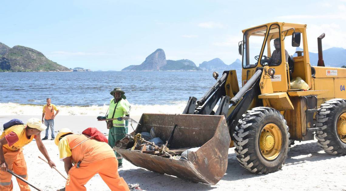 Limpeza da orla foi intensificada por 60 funcionários deslocados da zeladoria para reforçar o grande mutirão - Divulgação / CLIN