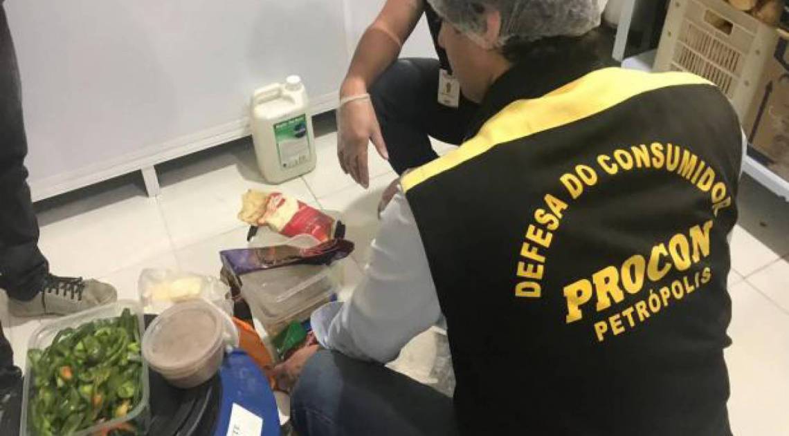 Três estabelecimentos foram fiscalizados e autuados pelos agentes do Procon Petrópolis - Divulgação/Procon Petrópolis