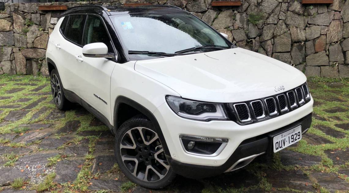 Retrovisores têm ajustes e rebatimento elétrico, com função tilt down 