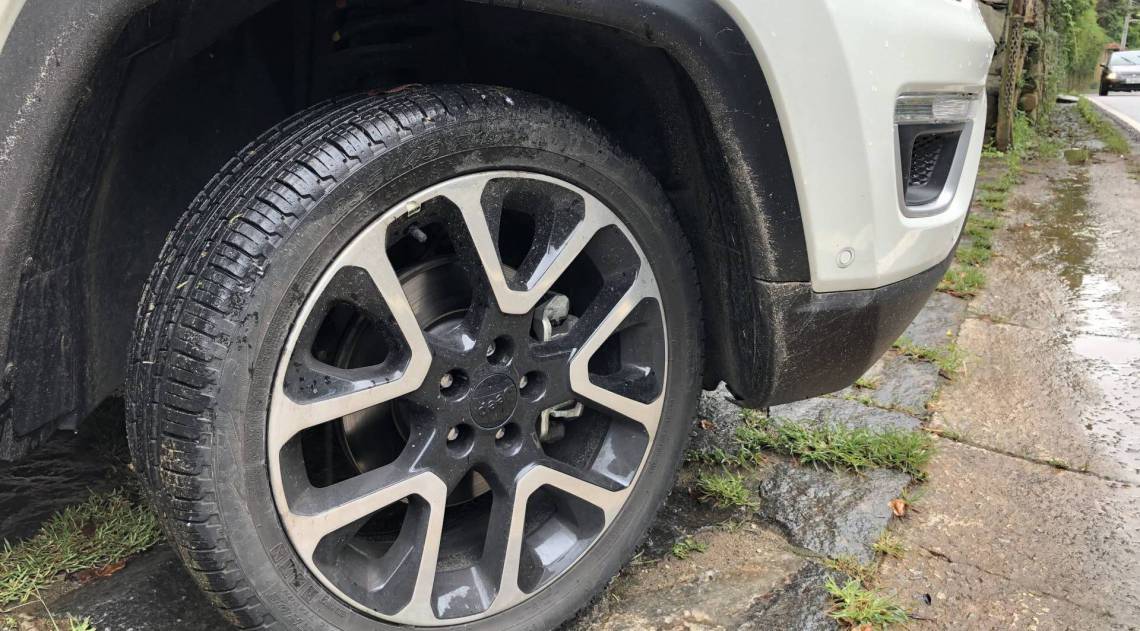 Rodas da versão Limited são diamantadas e tem 19 polegadas. Os pneus com perfil baixo dão um visual mais despojado para o modelo