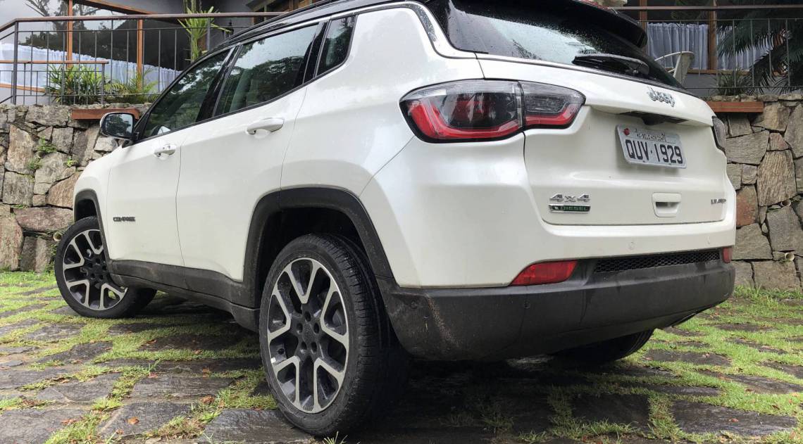 Rodas da versão Limited são diamantadas e tem 19 polegadas. Os pneus com perfil baixo dão um visual mais despojado para o modelo