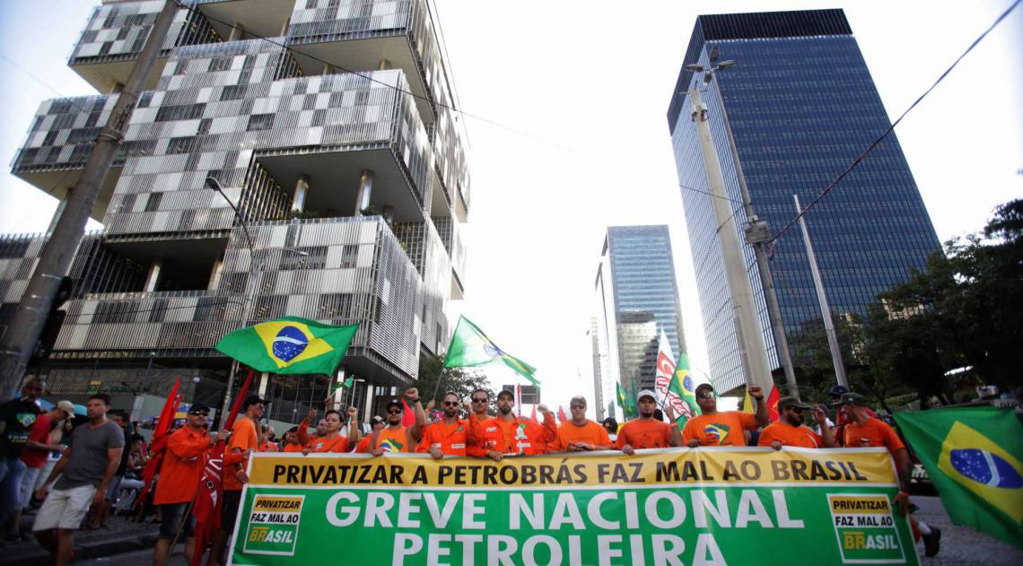 Petroleiros em protesto na frente da sede da Petrobras, na Avenida Chile, no Centro do Rio - Ricardo Cassiano/Agencia O Dia