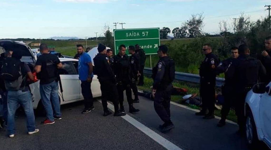 Suspeitos estavam em dois carros - Divulgação / Polícia Militar