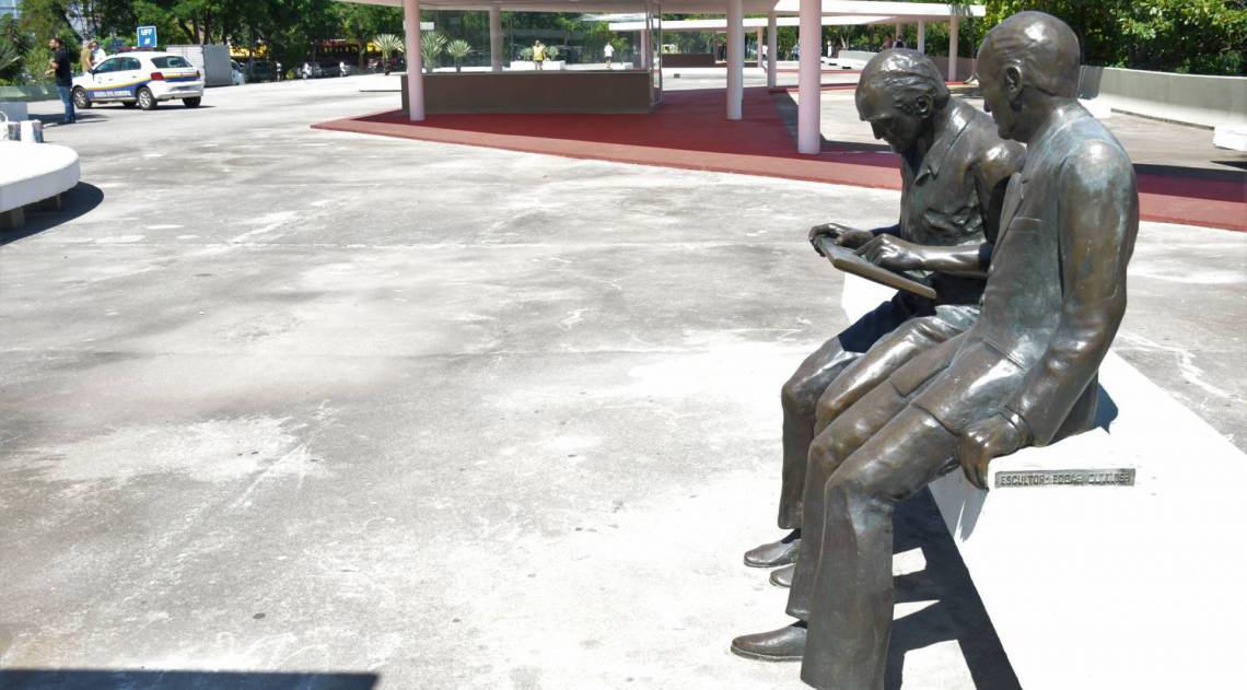 As estátuas de Juscelino Kubitschek e Oscar Niemeyer são bela atração na praça projetada pelo renomado arquiteto - Divulgação / Bruno Eduardo Alves