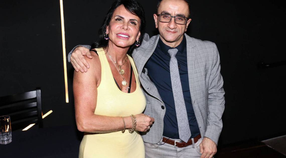 Gretchen e o jornalista iraniano Poodya Jahandar -  Lucas Ramos / AgNews